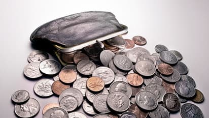 10 വര്‍ഷത്തെ സമ്പാദ്യം ബാങ്കില്‍ നിക്ഷേപിക്കാനെത്തി, പറ്റില്ലെന്ന് ബാങ്ക് ജീവനക്കാര്‍; കാരണം വിചിത്രം ! 