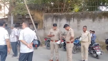 ലോകകപ്പ് ഫൈനൽ കാണുന്നതിനിടെ ടിവി ഓഫ് ചെയ്തു, അച്ഛൻ മകനെ മൊബൈൽ ചാര്ജര് കൊണ്ട് കഴുത്തുഞെരിച്ചു കൊന്നു