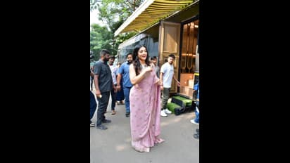 పబ్లిక్ లో చీరకట్టు సొగసు వెదజల్లుతున్న రష్మిక.. రణబీర్ కి తెలుగు నేర్పిస్తూ హల్ చల్ 