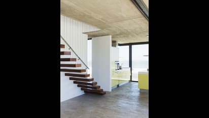 ఇంట్లో మెట్ల కింద వీటిని మాత్రం పెట్టకూడదు. లేదంటే జీవితంలో సమస్యలు తప్పవు