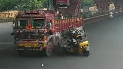 ഓട്ടോ ട്രക്കിലിടിച്ച് ഉയ‍ര്‍ന്നുപൊങ്ങി, വിദ്യാര്‍ഥികൾ തെറിച്ചുവീണു, 8 പേ‍‍ര്‍ക്ക് പരിക്ക്, നടുക്കുന്ന ദൃശ്യം!