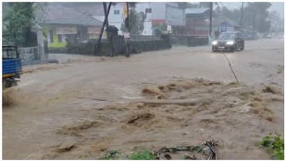 കനത്ത മഴ, റെഡ് അലർട്ട്: പത്തനംതിട്ടയിലെ മലയോരമേഖലയിൽ രാത്രിയാത്ര നിരോധനം; ശബരിമല തീർത്ഥാടകർക്ക് ബാധകമല്ല