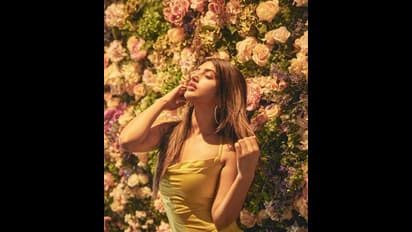 బార్బీడాల్‌ లా హోయలుపోతూ వెనకాల 70ఎంఎం తెర చూపించిన శ్రీలీల.. స్లీవ్‌లెస్‌ డ్రెస్‌లో తెగించిన క్రేజీ బ్యూటీ 