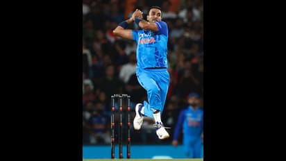 RCB ಮಾಜಿ ವೇಗಿ ಹರ್ಷಲ್ ಪಟೇಲ್ಗೆ ಒಂದೇ ಓವರ್ನಲ್ಲಿ 25 ರನ್ ಚಚ್ಚಿದ ಡೆಲ್ಲಿ ಹುಡುಗ..!