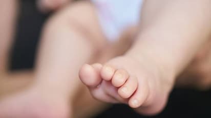 പ്രസവത്തിൽ കുഞ്ഞ് മരിച്ചെന്ന് ഭർത്താവ് അറിയിച്ചു; 4 ലക്ഷം രൂപയുടെ  ഇടപാട് അറിഞ്ഞത് വീട്ടിലെത്തി പിറ്റേദിവസം