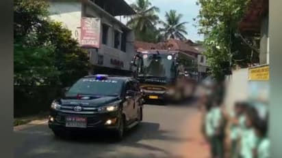 നവകേരളയാത്രയുടെ വഴിയില് പൊരിവെയിലത്ത് സ്കൂള് കുട്ടികള്, മുദ്രാവാക്യം വിളി, കെഎസ് യു ഹൈക്കോടതിയിലേക്ക്