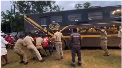 നവകേരള ബസ് ​ഗ്രൗണ്ടിൽ താഴ്ന്നു, എല്ലാവരും ഒത്തുപിടിച്ചു, സേഫ് -വീഡിയോ 