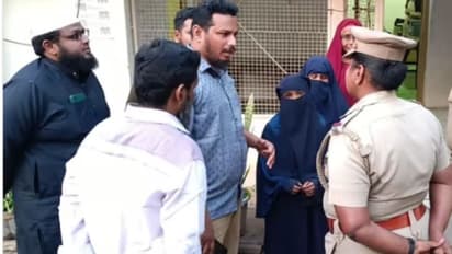 പര്ദകൊണ്ട് ഷൂ തുടയ്ക്കാൻ പറഞ്ഞു! ബീഫ് കഴിക്കുന്നതും ഹിജാബ് ധരിക്കുന്നതും മൂലമെന്ന് 7ാം ക്ലാസുകാരിയുടെ പരാതി