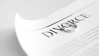 ഗര്‍ഭച്ഛിദ്രത്തിന് പിന്നാലെ വിവാഹ മോചനം നേടിയ ഭാര്യ, പണത്തിനായി ആറ് പേരെ വിവാഹം കഴിച്ചെന്ന് ഭര്‍ത്താവ്; കേസ് 