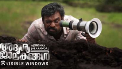 പകര്‍ന്നാട്ടത്തിൽ ഞെട്ടിച്ച് ടൊവിനോ, ഹൃദയത്തില്‍ ദൃശ്യമായ 'അദൃശ്യ ജാലകങ്ങള്‍'- റിവ്യൂ