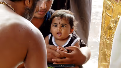 അച്ഛന്‍റെ മടിയിലിരുന്ന് ചോറൂണ്, അമ്മ പ്രാർത്ഥനയോടെ ദൂരെ, ശബരിമലയിലെ ചോറൂൺ ചടങ്ങിന്റെ മാത്രം പ്രത്യേകത!