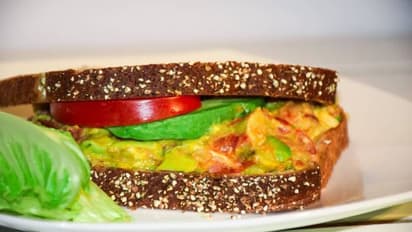 വിമാനയാത്രയിൽ ബാഗിൽ ചിക്കൻ സാൻഡ്വിച്ചുള്ളത് പറയാൻ മറന്നു, 77 -കാരിക്ക് പിഴ രണ്ടുലക്ഷം..!