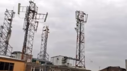 ഇപ്പൊ വിവാഹത്തിന് സമ്മതിക്കണം; മൊബൈൽ ടവറിൽ വലിഞ്ഞുകയറി യുവതി, കാണാൻ വൻ ആൾക്കൂട്ടവും ട്രാഫിക് ബ്ലോക്കും