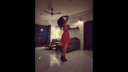 ರೆಡ್‌ ಡ್ರೆಸ್ ಧರಿಸಿ ಬೆನ್ನು ತೋರಿಸಿದ ರಂಗಿತರಂಗ ಚೆಲುವೆ: ಪೋಟೋಸ್ ನೋಡಿ ಟೆಂಪ್ರೇಚರ್ ಹೆಚ್ಚಾಯ್ತು ಎಂದ ಪಡ್ಡೆಹೈಕ್ಳು!