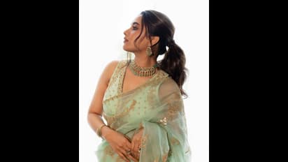 కుర్ర గుండెల్ని పద్ధతిగా మెలిపెట్టిన పవన్ కళ్యాణ్ హీరోయిన్.. షోల్డర్ గ్లామర్ తో మైమరిపిస్తున్న ప్రియాంక మోహన్.