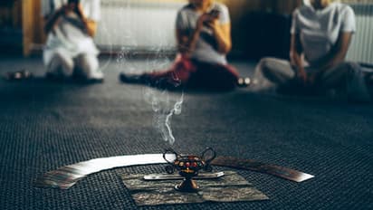 ഭാഗ്യം തേടിപോയ ആള്ക്ക് നഷ്ടമായത് രണ്ടര കോടി; തട്ടിപ്പുകാരൻ നിർദ്ദേശിച്ചത് വിചിത്രമായ ഭക്ഷണ ആചാരങ്ങൾ