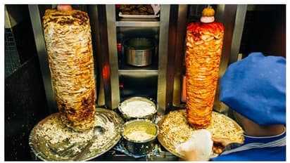 വീണ്ടും പണി കൊടുത്ത് ഷവർമ്മ; ഭക്ഷ്യവിഷബാധയേറ്റ് 12 പേർ ചികിത്സയിൽ, സംഭവം മുംബൈയിൽ