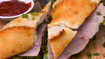 അബദ്ധത്തില് ഹോട്ടല് ജീവനക്കാര്ക്ക് ടിപ് കൊടുത്തത് ലക്ഷങ്ങള്; തിരിച്ചുചോദിച്ചപ്പോള്...