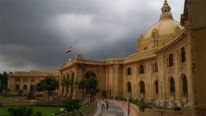 यूपी विधानसभा: सदन में मोबाइल-झंडा-बैनर नहीं ले जा सकेंगे माननीय, 66 साल बाद नये नियम