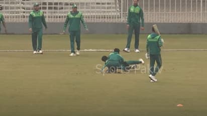 പാകിസ്ഥാൻ ക്രിക്കറ്റ് ടീം പരിശീലനത്തിനിടെ ഗുസ്തി പിടിച്ച് ഹസന് അലി; മസാജറെ മലര്ത്തിയടിച്ചു-വീഡിയോ