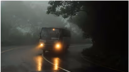 മൂന്ന് ദിനം ഓറഞ്ച് അലേര്‍ട്ട്, ശക്തമായ മഴ തുടരുന്നു; പൊന്മുടി ഇക്കോ ടൂറിസത്തിലേക്കുള്ള യാത്ര നിരോധിച്ചു