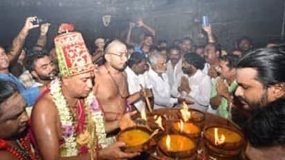 Bharani Deepam 2023: விண்ணைப் பிளந்த அரோகரா கோஷம்! அண்ணாமலையார் கோவில் கருவறையில் பரணி தீபம் ஏற்றப்பட்டது!