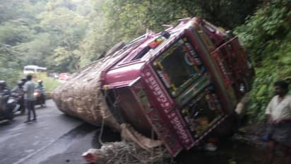 താമരശ്ശേരി ചുരത്തിൽ ഓറഞ്ച് കയറ്റിവന്ന ലോറി മറിഞ്ഞു