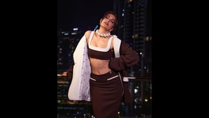 ఒళ్ళు విరిచి కళ్ళు జిగేల్ మనే సొగసు చూపిస్తున్న జాక్వెలిన్.. నడుము హెచ్ డి  స్క్రీన్ లా ఉందంటూ కామెంట్స్ 