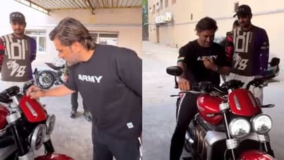 വെറുതയെല്ല ആരാധകർ ധോണിയെ 'തല'യിലേറ്റുന്നത്, ആരാധകന്റെ ബൈക്ക് സ്വന്തം ടീ ഷർട്ട് കൊണ്ട് തുടച്ച് ധോണി-വീഡിയോ