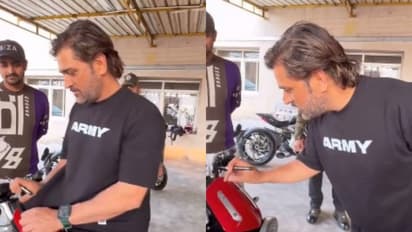 ಹಳೇ ಯಮಹಾ RD350 ಬೈಕ್ ಖರೀದಿಸಿ ರಿಸ್ಟೋರ್ ಮಾಡಿದ ಧೋನಿ,ಹೊಸ ಲುಕ್‌ಗೆ ಫ್ಯಾನ್ಸ್ ಫಿದಾ!