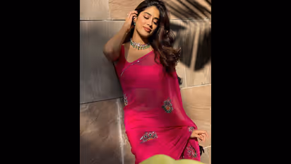 చీరకట్టులో కొట్టొచ్చినట్లు తల్లి పోలికలు, రెట్టింపు సొగసుతో జాన్వీ కపూర్.. దేవర బ్యూటీ మత్తు చూపులు వైరల్ 