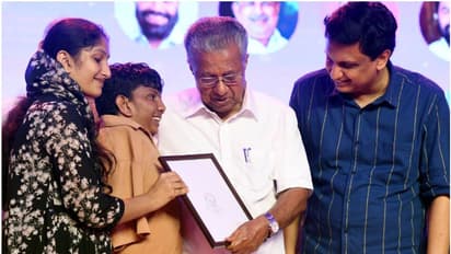 കൈകളില്ല, ഒരു മണിക്കൂറിൽ അത്ഭുതം കാട്ടിയ അമന് കയ്യടിക്കണം, അത്രമേൽ മനോഹര ചിത്രം! ഏറ്റുവാങ്ങി മുഖ്യമന്ത്രി