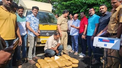 പിക്കപ്പിന്റെ ഡ്രൈവർ ക്യാബിനിന് മുകളിലൊരു രഹസ്യ അറ; സംശയിച്ചത് പോലെ തന്നെ, തുറന്നപ്പോൾ കഞ്ചാവ്