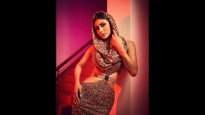 సైడ్ యాంగిల్ లో  మెంటల్ ఎక్కిస్తున్న మౌనీ రాయ్ ఫోజులు.. బిగుతైన డ్రెస్ లో నాగినీ భామ  సొగసుల ప్రదర్శన