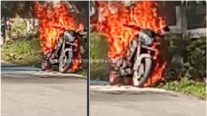 തൊടുപുഴ ഓടിക്കൊണ്ടിരുന്ന ബൈക്കിൽ തീ, നിമിഷനേരം കൊണ്ട് ആളിപ്പടർന്നു, ഓടിച്ചയാൾ രക്ഷപ്പെട്ടത് തലനാരിഴയ്ക്ക്