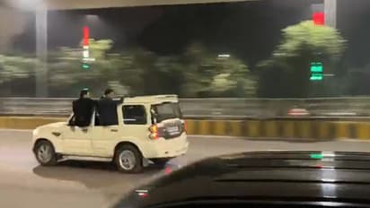 ಬೆಂಗಾವಲು ಕಾರಿನಿಂದ ಹಾರಿದ ಗರಿ ಗರಿ ನೋಟು, ಹೆದ್ದಾರಿ ಸಂಪೂರ್ಣ ಟ್ರಾಫಿಕ್ ಜಾಮ್!