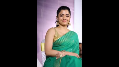 చీరకట్టులో నేషనల్ క్రష్ అందాలు.. స్లీవ్ లెస్ బ్లౌజ్, గ్రీన్ శారీలో రష్మిక క్యూట్ లుక్ చూశారా..!