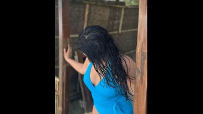 పూనమ్ బజ్వా నుంచి హార్ట్ బ్రేక్ అయ్యే అందాలు.. స్విమ్ సూట్ లో మతులు పోగొట్టేస్తున్న నాగార్జున హీరోయిన్ 