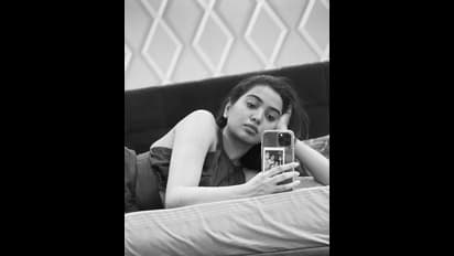 Shivathmika Photos: బెడ్ పై బోర్లా పడుకొని అలాంటి యాంగిల్స్ లో శివాత్మిక సెల్ఫీలు... ఈ తెగింపు ఏంటి బాబోయ్!