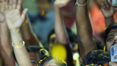 హైద్రాబాద్‌లో నరేంద్ర మోడీ రోడ్ షో: ప్రధానిపై పూల వర్షం(ఫోటోలు)