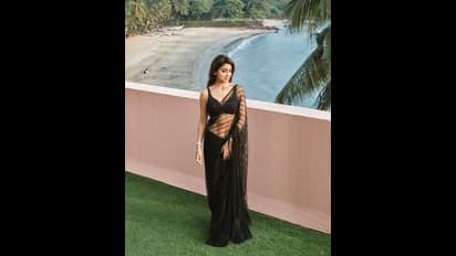 Shriya Saran: ಬ್ಲ್ಯಾಕ್ ಸೀರೆಯಲ್ಲಿ ಕಂಗೊಳಿಸಿದ ಕಬ್ಜ ಬ್ಯೂಟಿ: ಮಿನುಗುವ ಸೀರೆಯಲ್ಲಿ ಬೆಳದಿಂಗಳ ಬಾಲೆಯೆಂದ ಫ್ಯಾನ್ಸ್​!