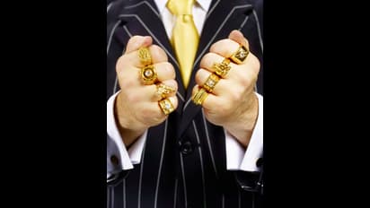 தங்க மோதிரம் அணிந்தால் இத்தனை பிரச்சினைகள் தீருமாம்..! தெரிஞ்சிகோங்க...