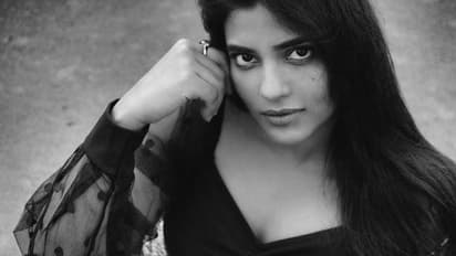 కళ్లల్లో విరహంతో టాప్‌ యాంగిల్‌లో అందాలు చూపిస్తూ రెచ్చిపోయిన ఐశ్వర్య రాజేష్‌.. చూపులతోనే మంట పెడుతుందిగా