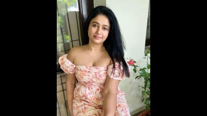 పూల గౌన్ లో పూనమ్ బజ్వా ఒంపుసొంపులు.. టాప్ యాంగిల్ నుంచి ఆ అందాలు చూపిస్తూ రచ్చోరచ్చ.. 