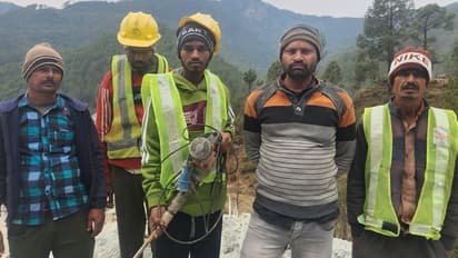 இவங்கதான் உண்மையான ஹீரோஸ்! மீட்புக் குழுவினரை கட்டித்தழுவி நன்றி தெரிவித்த தொழிலாளர்கள்!