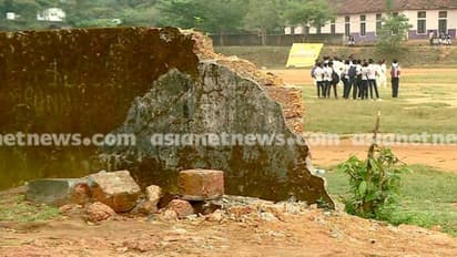 പൊളിക്കാൻ കാട്ടിയ ആവേശം പണിയാനില്ല: മാനന്തവാടി സ്കൂളിന്റെ മതിൽ പുനര്നിര്മ്മാണം വൈകുന്നു
