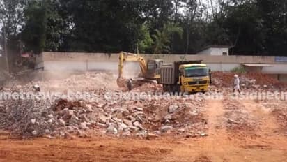 നവകേരള സദസ്സിന് വേദിയായി നിശ്ചയിച്ച പൊൻകുന്നത്തെ സ്കൂളിൽ കെട്ടിടം ഇടിച്ചുനിരത്തി