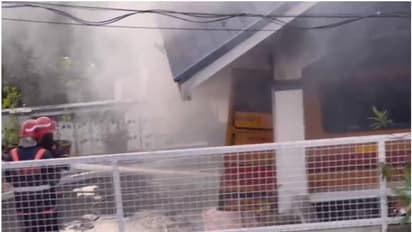 തിരുവനന്തപുരത്ത് സ്കൂൾ ബസിന് തീപിടിച്ചു, അഗ്നിശമനസേന ഉടനെത്തി തീ അണച്ചതിനാല് ഒഴിവായത് വൻദുരന്തം