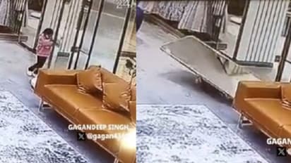 అయ్యో.. క్లాత్ షోరూంలో గ్లాస్ డోర్ పడి మూడేళ్ల చిన్నారి మృతి.. వీడియో వైరల్.. పేరెంట్స్ పై నెటిజన్ల ఆగ్రహం