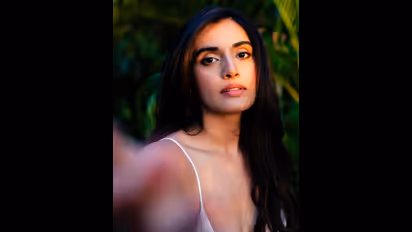 కెమెరా ముందు క్లోజ్‌గా టాప్‌ షో చేస్తూ రవితేజ హీరోయిన్‌ అరాచకం.. ఓపెన్‌గా చూపిస్తూ చేయి అడ్డుపెడితే ఏం లాభం..